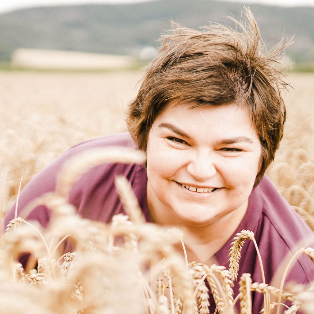 Bettina Luther steht in einem Weizenfeld