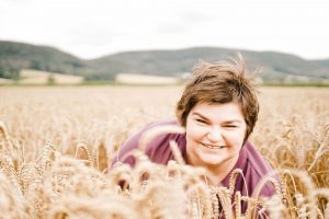 Bettina Luther in einem Weizenfeld